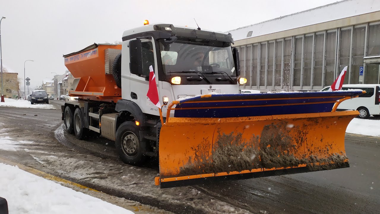 Mladá Boleslav: Zima přinesla sníh i ledovku, do údržby komunikací nasazuje Compag veškerou techniku