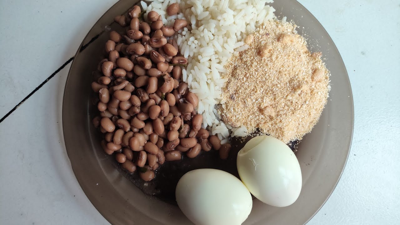 ASMR ALMOÇANDO ARROZ FEIJÃO FAROFA SECA E OVOS COZIDOS 