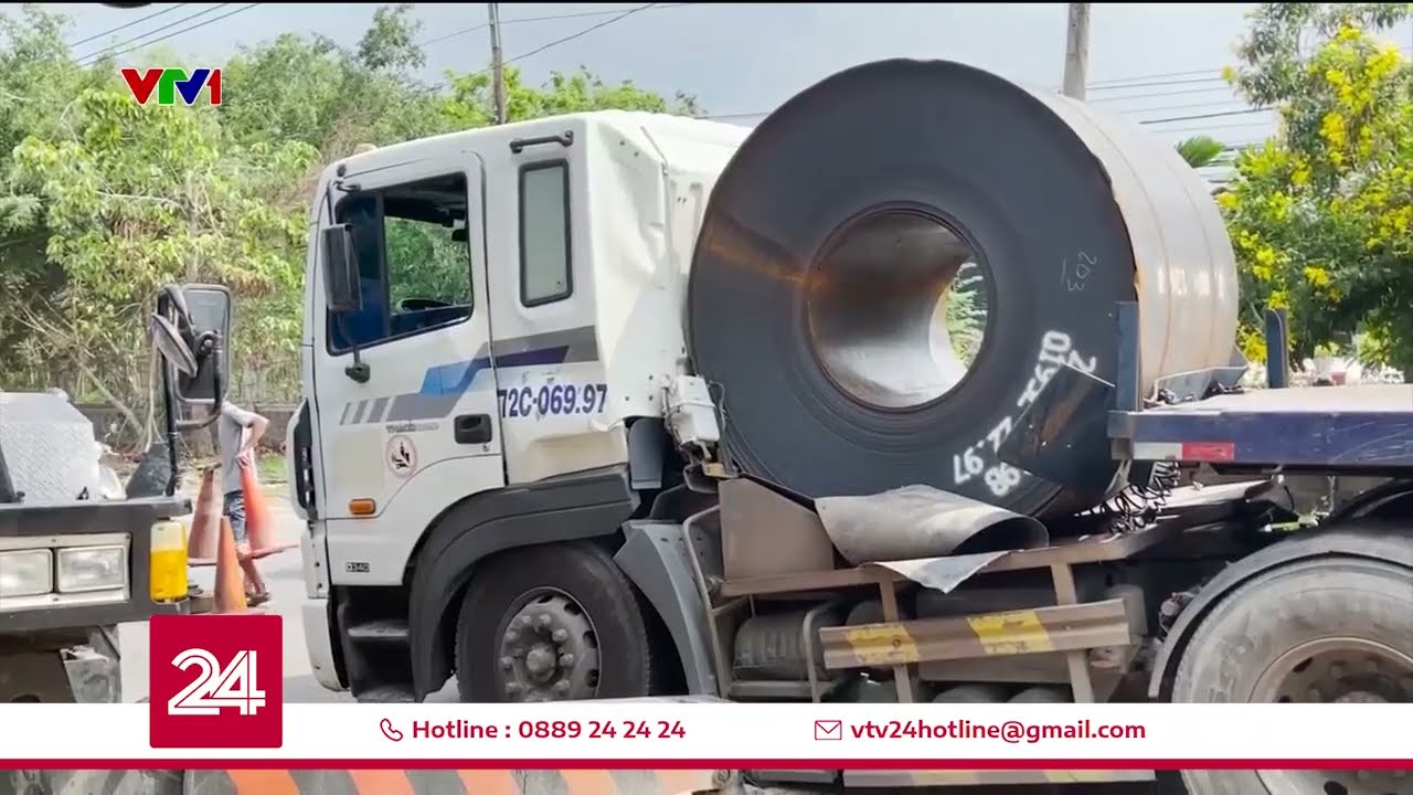 Dây xích bị đứt, cuộn thép lăn đè bẹp đầu xe đầu kéo | VTV24