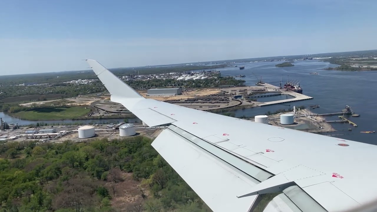 Philadelphia Crossing Runway Landing | American Airlines | Bombardier CRJ-900 | PHL