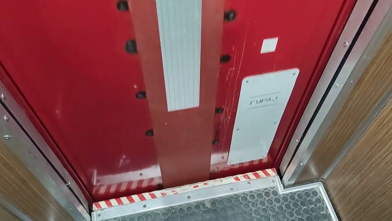 Very rare innerdoorless Daka 2-speed traction lift at Vuka Karadžića 3, Smedervska Palanka, Serbia