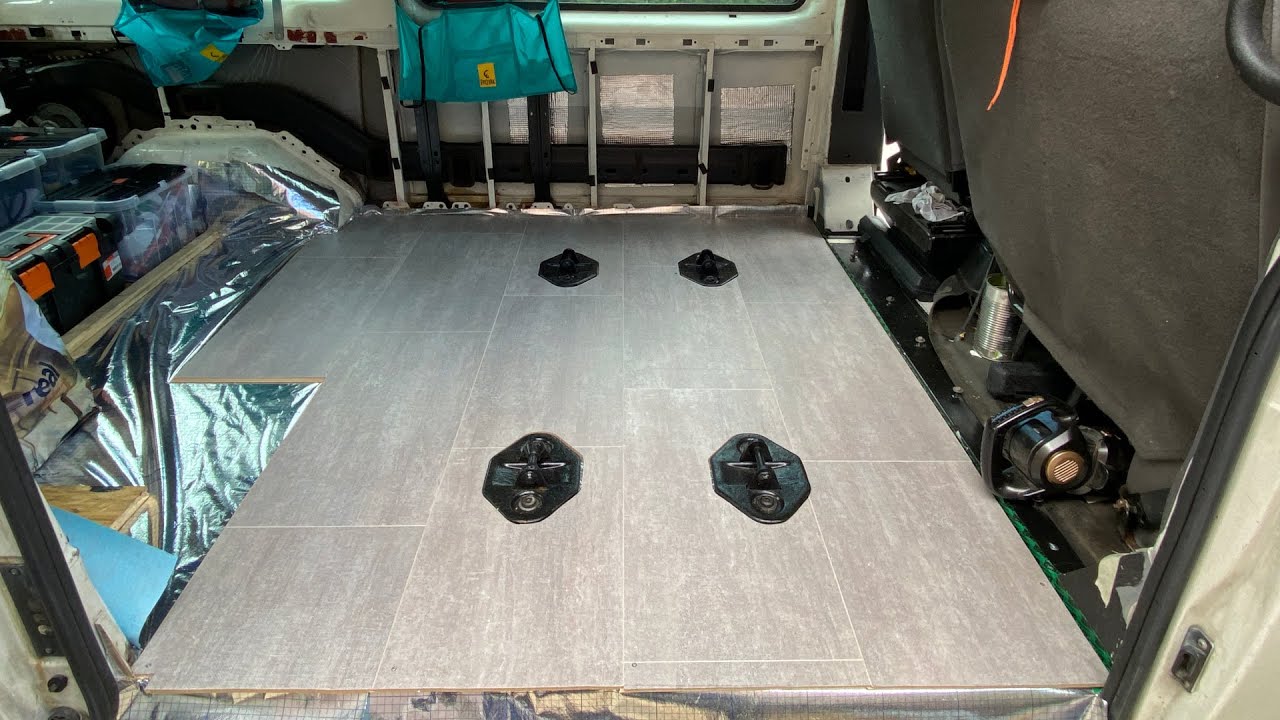 Camper Ausbau Ford Transit - Das Laminat kommt rein