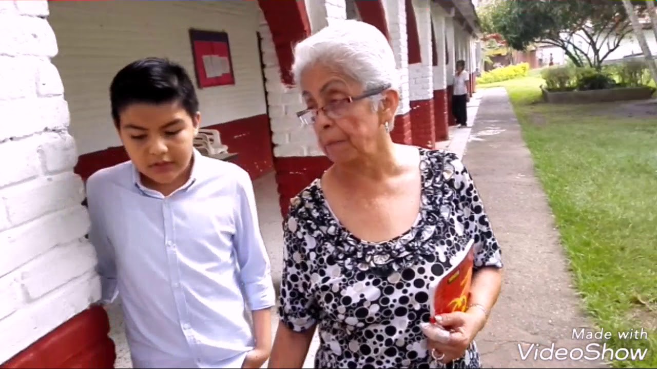 Visitando a los abuelitos de la Fundación El Cottolengo. Los invito a que donemos!!!