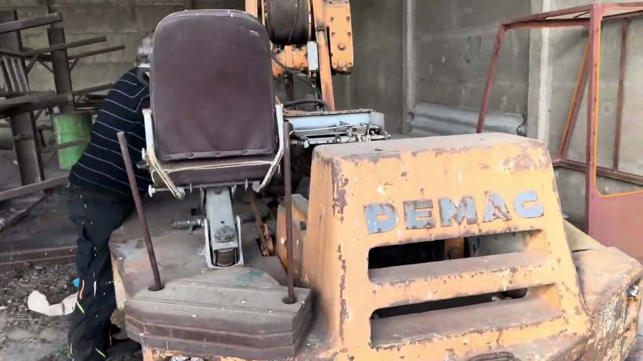 zu versteigern: mobiler Kran Demag V42, voll funktionstüchtig