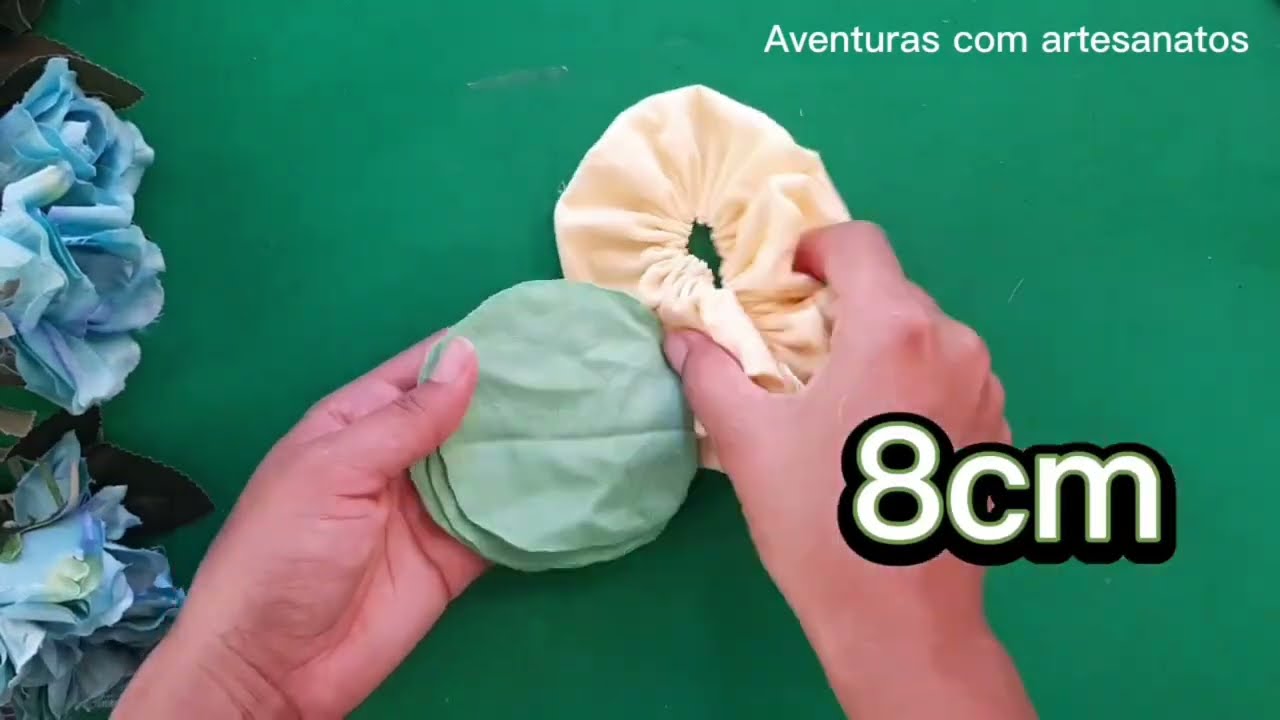 Peso de porta com flor de fuxicos diferentes 