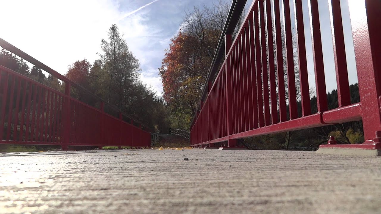 Herbstlaub auf der Radwegbrücke Hüppcherhammer
