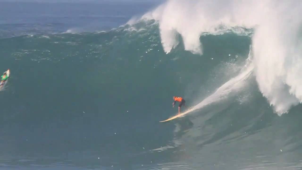 Kelly Slater in big surf at Waimea Bay