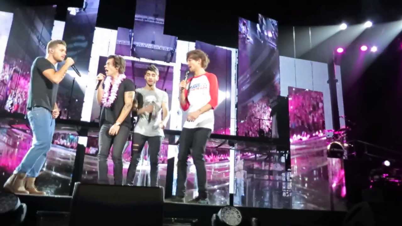 Live While We're Young - One Direction Take Me Home Tour 28/10/13