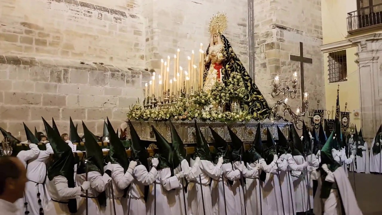 María Santísima de la Esperanza (Cuenca) entrando al Palacio Episcopal. Semana Santa 2017.
