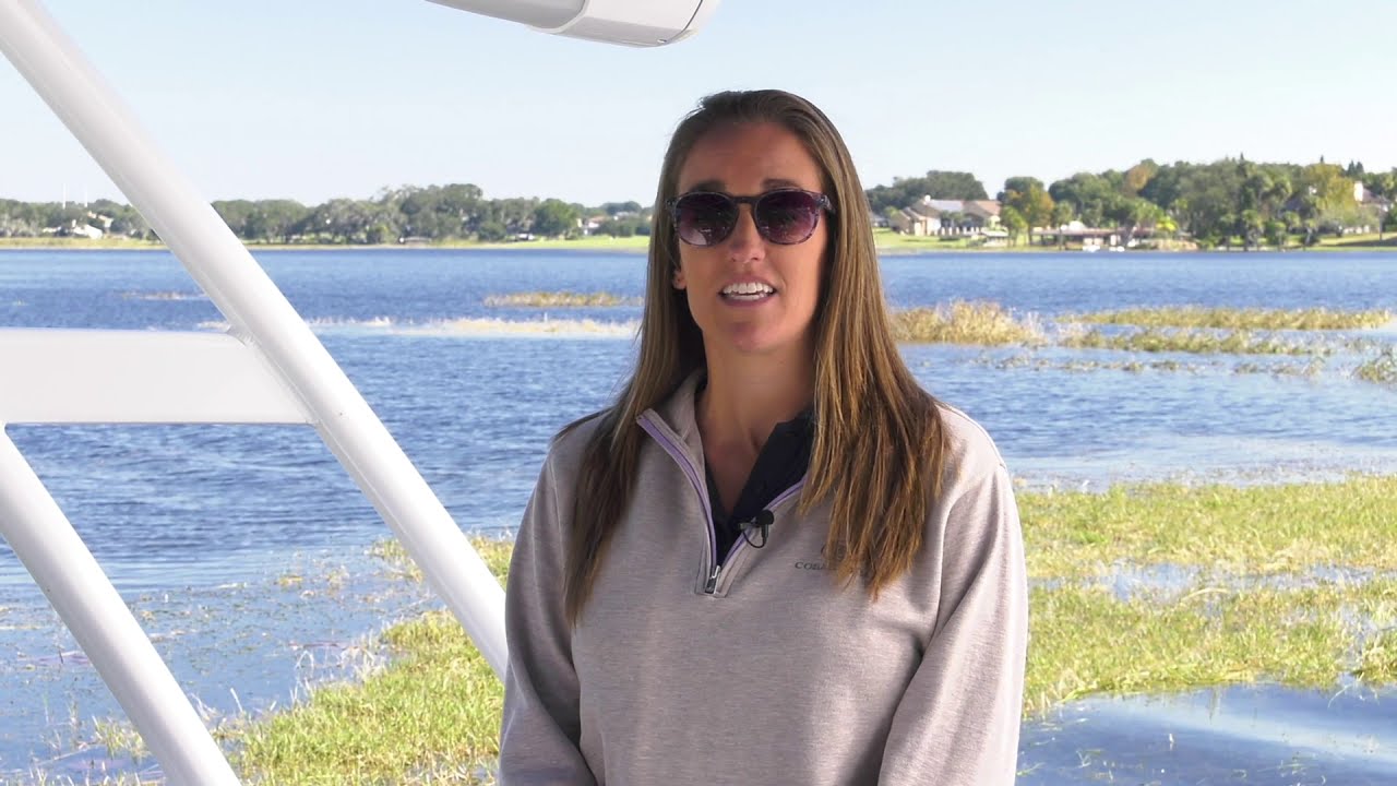 Cobalt R8 Outboard Walk-Around