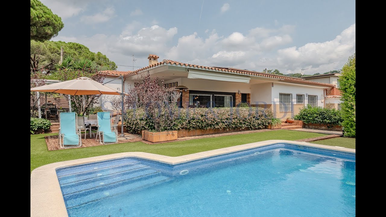 Casa de una planta con piscina y jardín llano en Cabrils centro