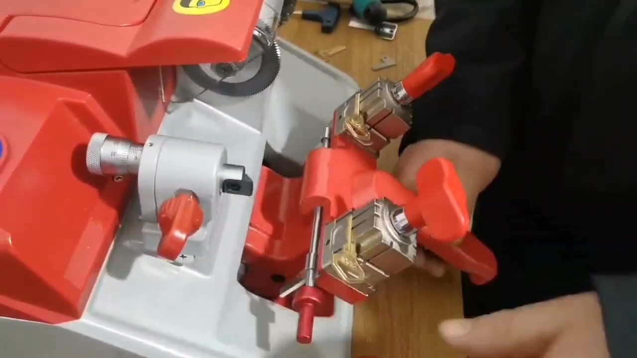 Full introduction for CSH006 Flat cylinder key duplicating machine
