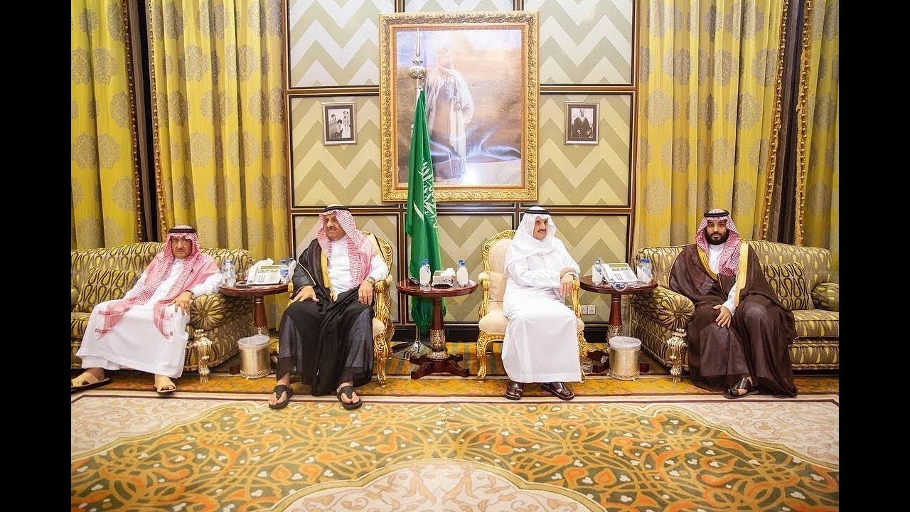 ولي العهد معزيا أبناء الأميرة الجوهرة بنت عبدالعزيز بن مساعد