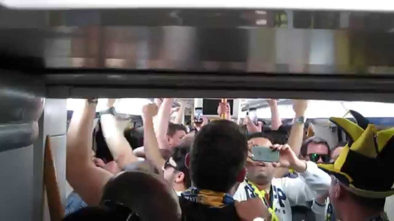 Fenerbahçe taraftarı Madrid Metrosundan salon yolunda / Supporters on road by Madrid Metro
