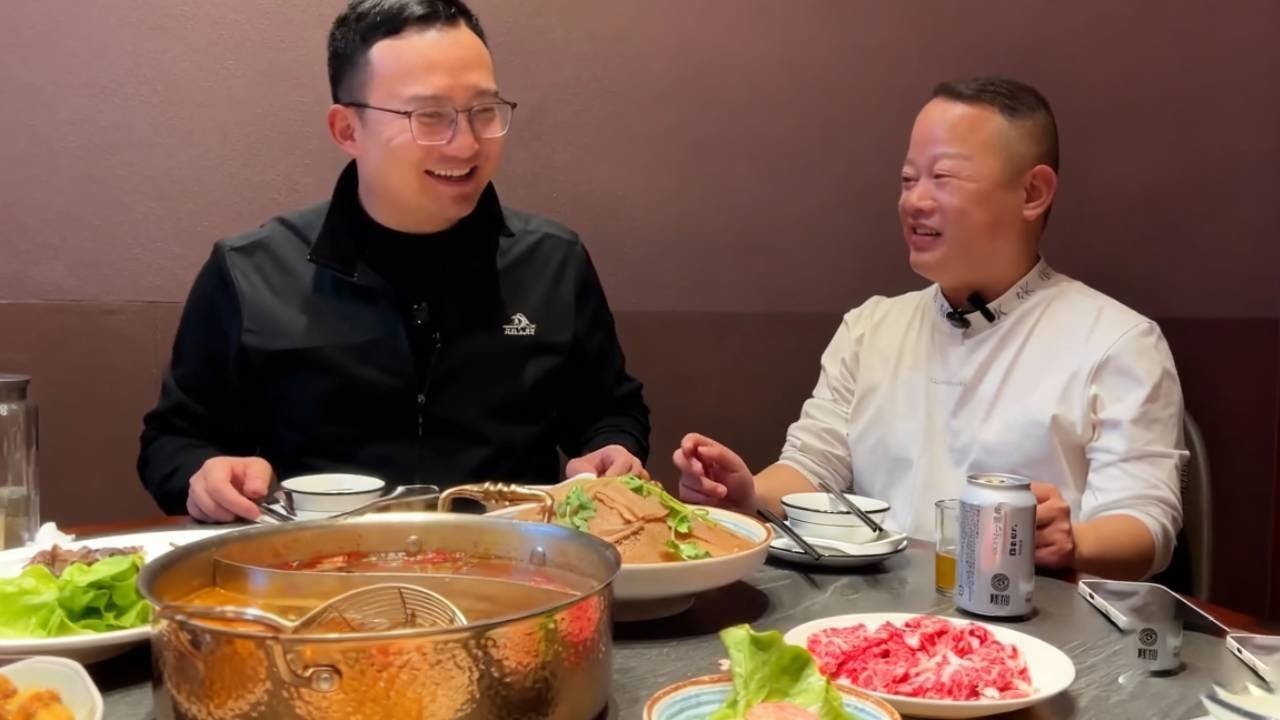小金探索吃重庆火锅，全部食材都是真材实料，沾上麻酱猛猛炫【吃货小金】