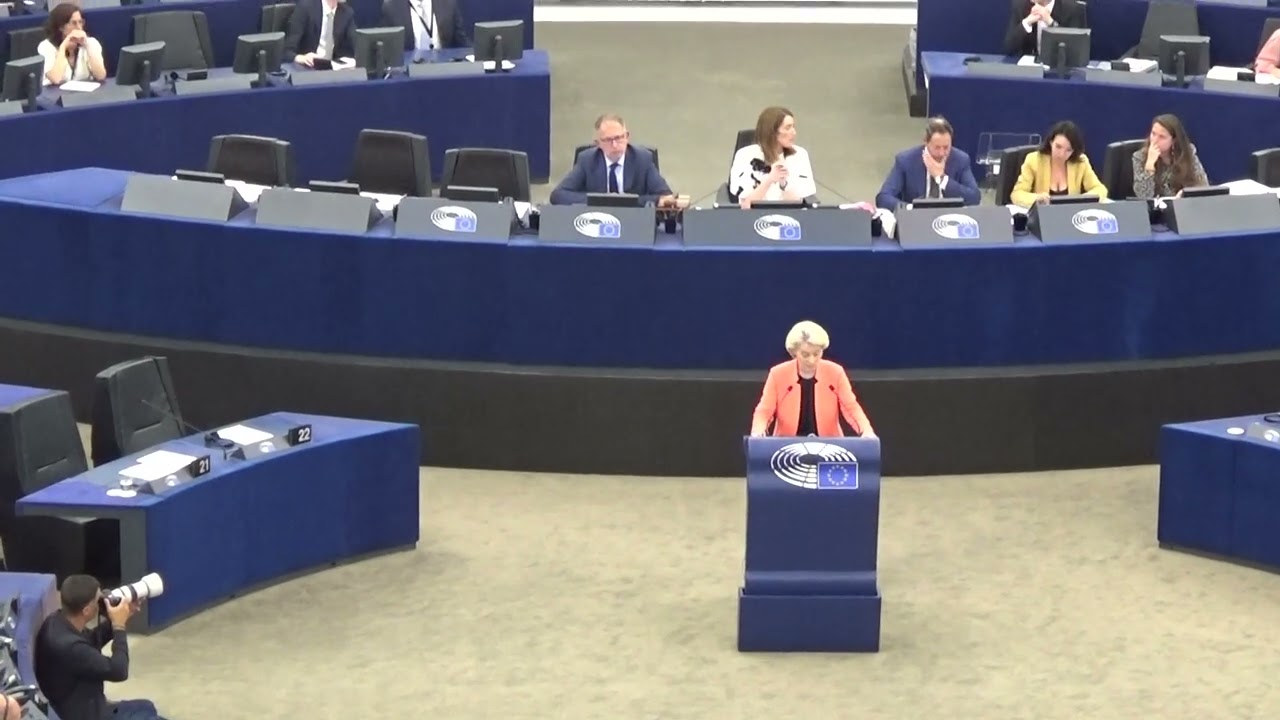 Diana Şoşoacă EP-képviselő bekiabál Ursula von der Leyen EB-elnök beszéde közben