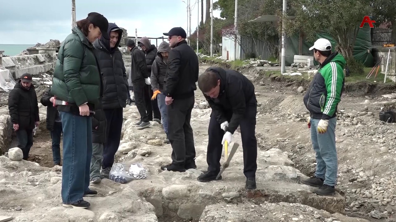 Коллектив администрации Сухума принял участие в археологических раскопках на набережной