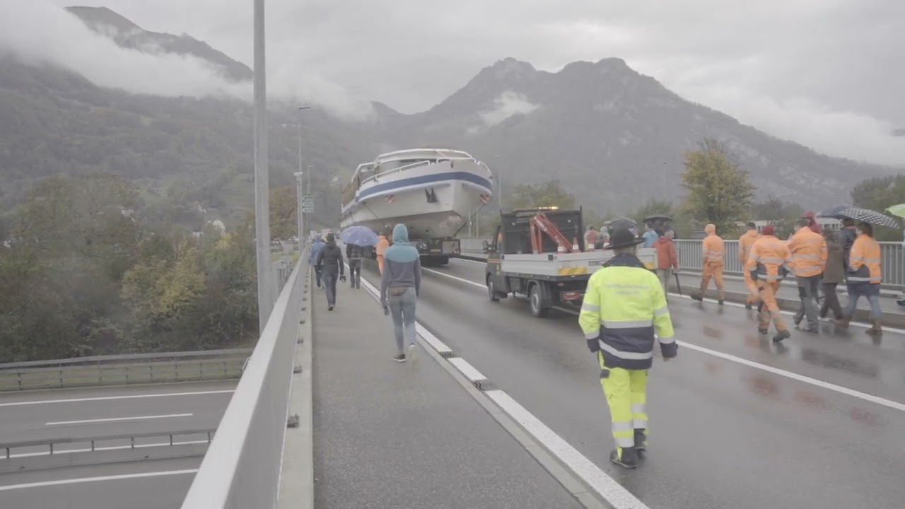 Ein Schiff auf Reisen: Die MS Schwyz hat nun endlich wieder Seewasser unter dem Kiel