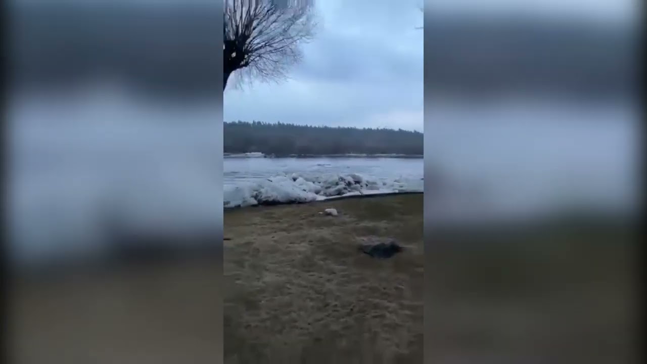 Tarnybos pasidalijo vaizdo įrašais, kaip upės vanduo sėmė gyvenvietes