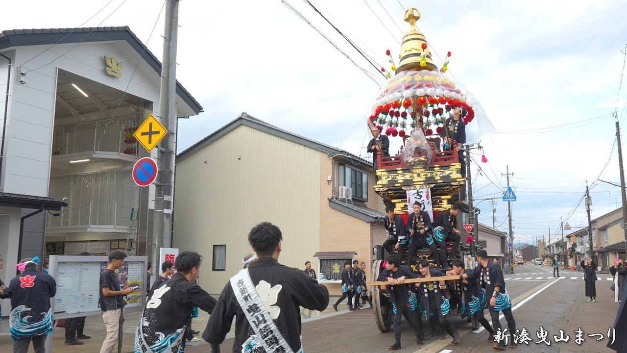 新湊曳山まつり 2023 古新町曳山蔵出し～湊橋を渡り宮へ(花山) / 富山県射水市