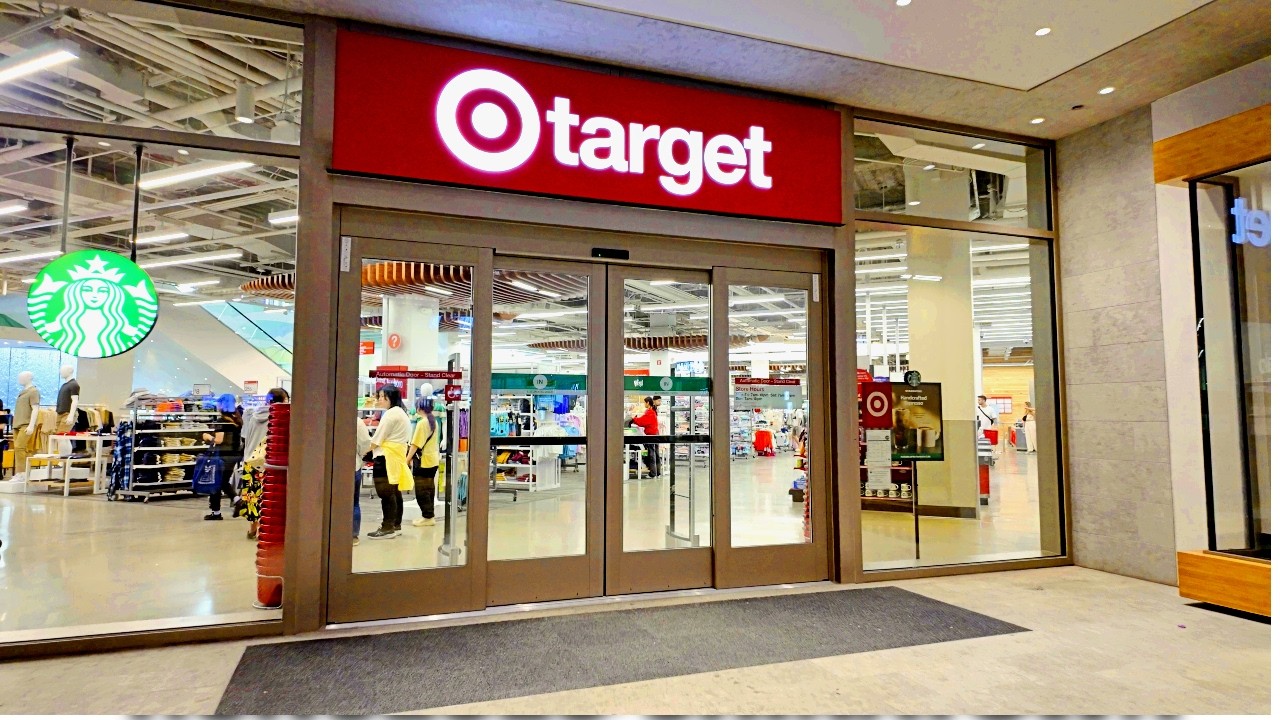 【4K】𝐖𝐀𝐋𝐊 🇺🇸 Browsing items inside the Target Store in Waikiki 🏖️🌺🌞