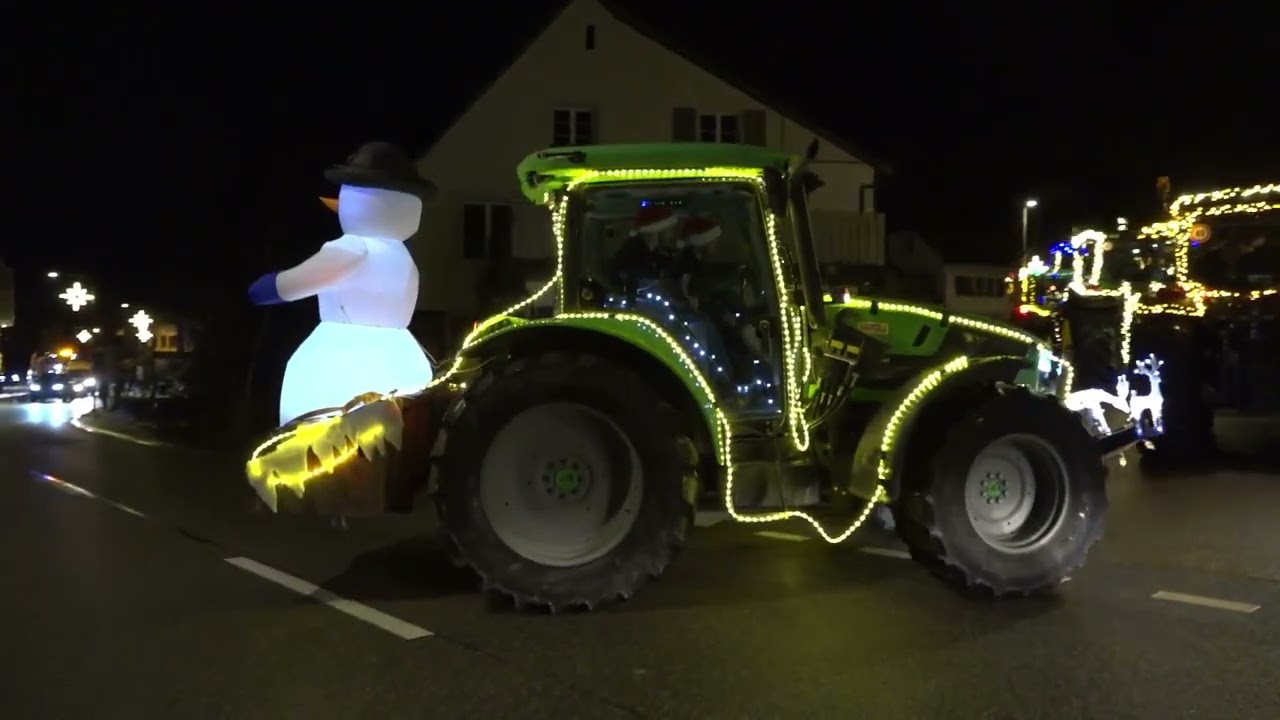 Parade mit weihnachtlich geschmückten Traktoren und anderen Fahrzeugen in Bubendorf.