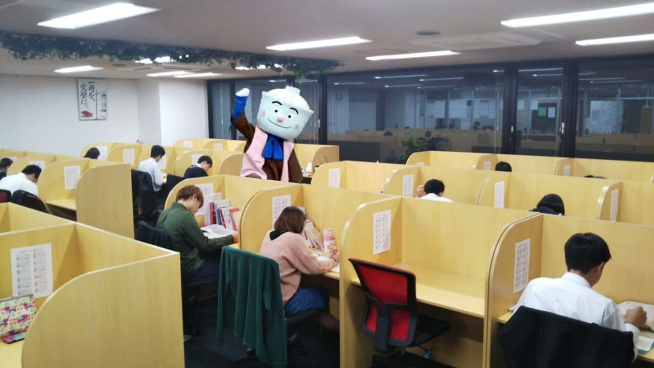 自習室で勉強する学生たちを激励するてんどんまん