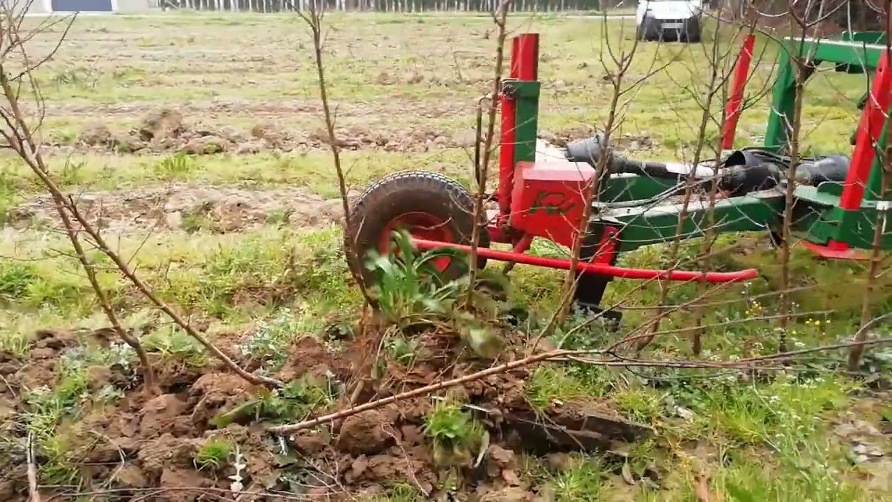 Arracheuse déportée pour tracteurs étroites -  Side digger for orchard tractor
