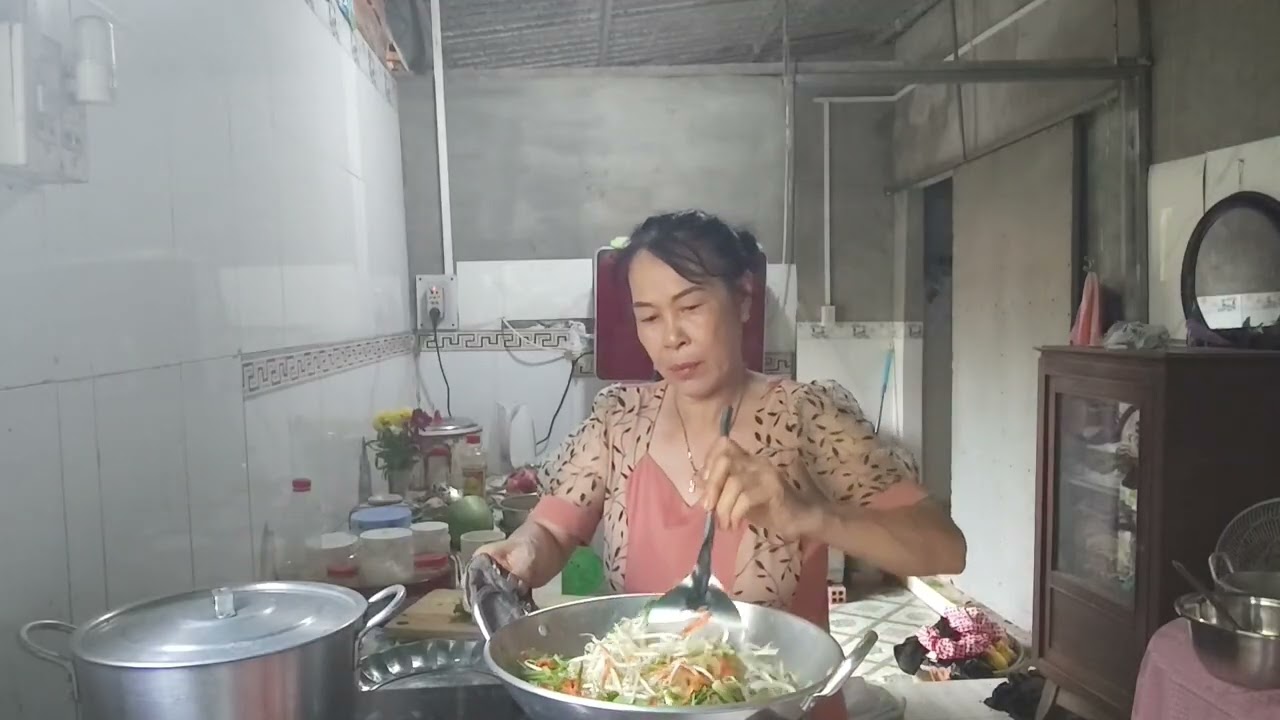 Buổi tối đơn giản ăn mì xào và su hầm xương/CLMT