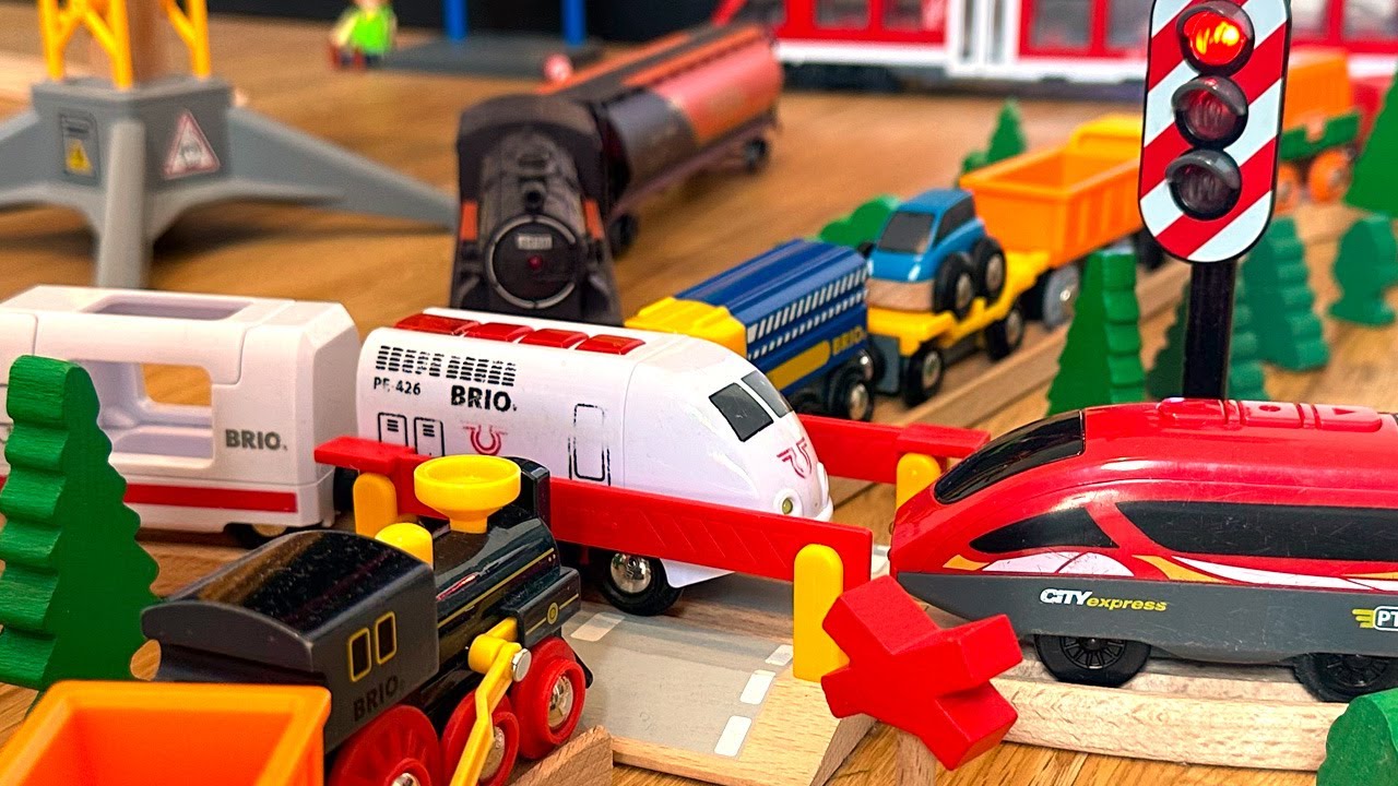 Züge suchen das blaue Auto | Brio Spielzeug aus Holz für Kinder – Echtzeit Spielfolge