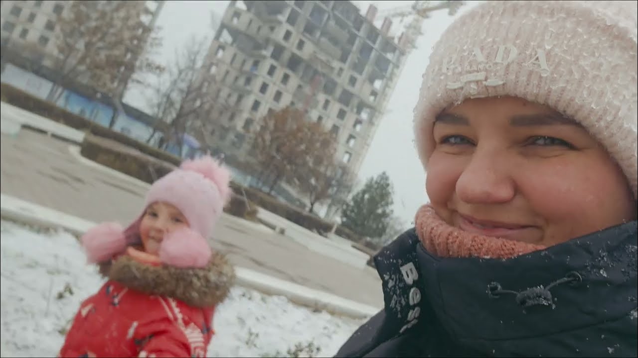 Примеряем шапки / Ура! Снег! /Trying on hats / Hurray! Snow!