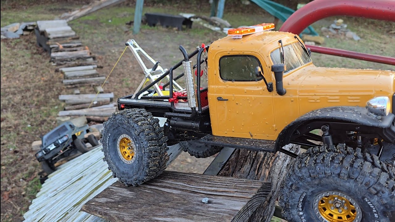 FMS ATLAS RECOVERY TOW TRUCK  Rescuing my YIKONG pick up from the edge of a cliff. 