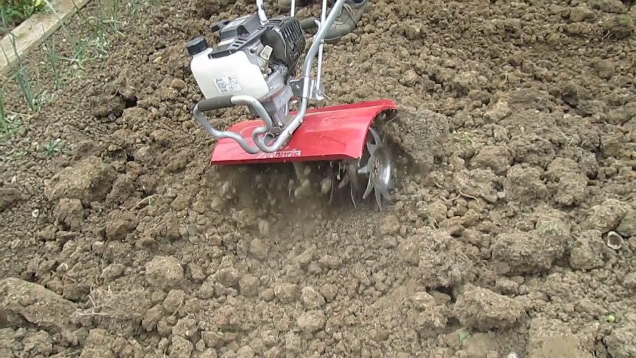 Casser les mottes avec une motobineuse mantis