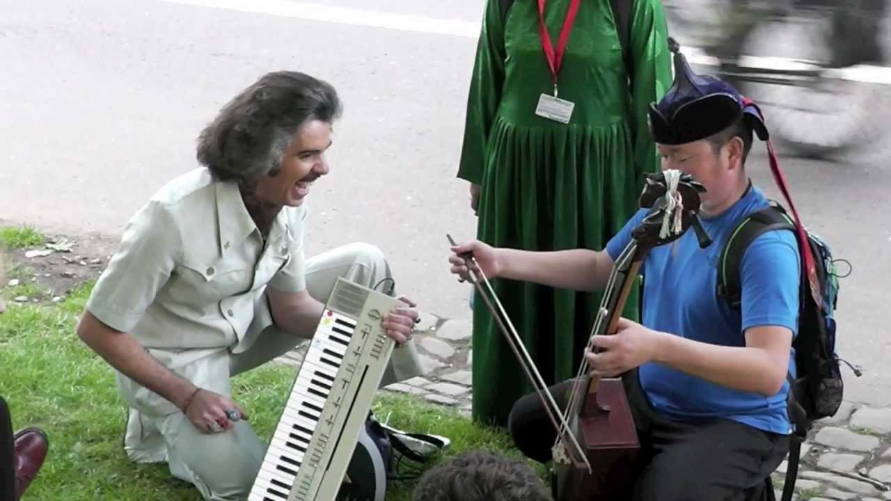 Barry Morgan & Anda Union's Impromptu Outdoor Gig | Edinburgh Festival Fringe 2012