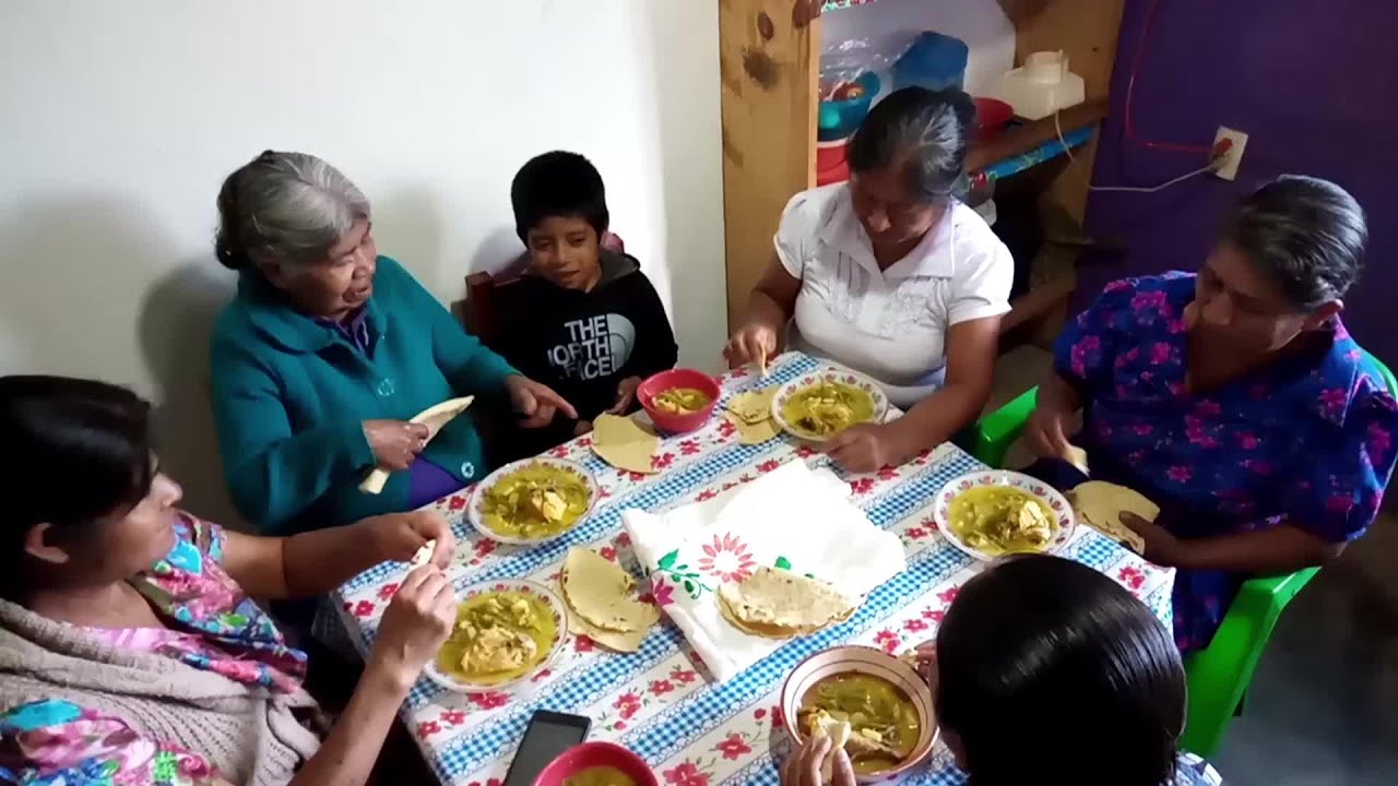 ¡Feliz día de las madres!- preparo salsa verde de pollo con nopales para celebrar con mi familia