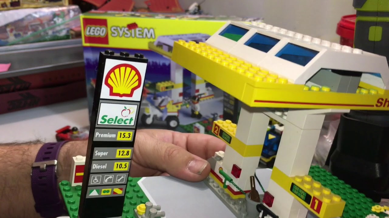 Lego review of vintage set 1256 Shell Service Station.