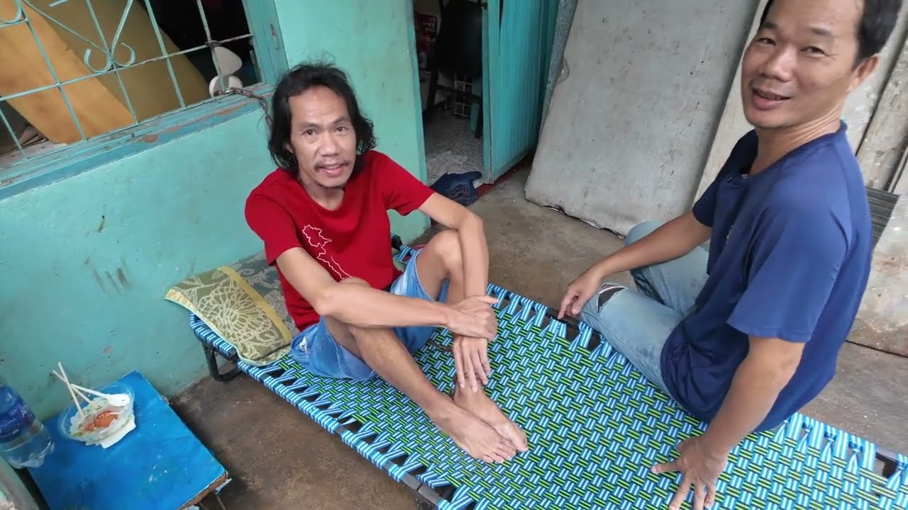 Món quà lớn cho cha dắt con khờ bán vé bật khóc nuôi 4 người bệnh ở Sài Gòn | Phong Bụi