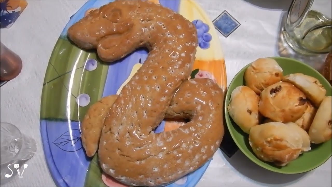 Christmas gingerbread in the shape of a snake / Рождественский пряник в форме змеи.