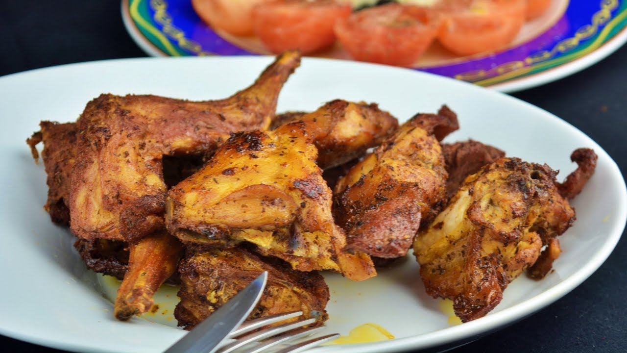 Conejo frito y muy crujiente marinado con hierbas aromáticas