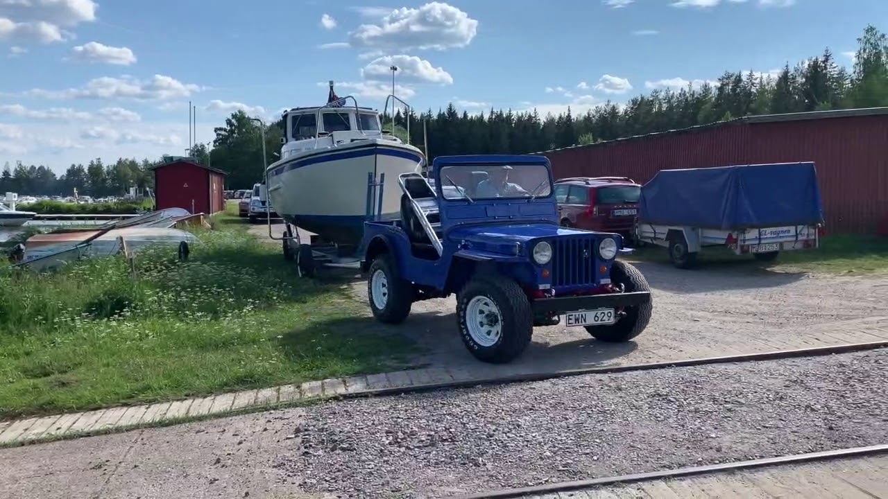 LAUNCHING MY 26 FOT BOAT WITH MY JEEP WILLYS CJ2A