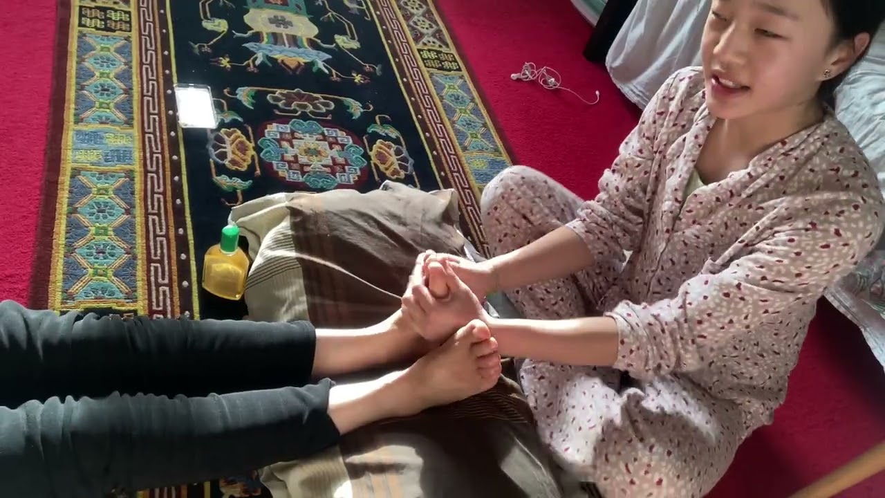 I am massaging my mom's feet 👣
