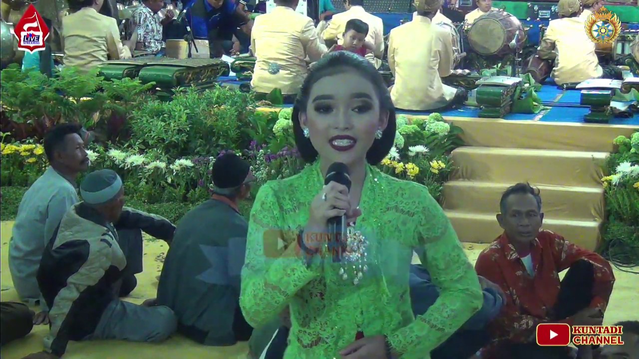 Umi Nembang Turun Panggung Disawer Bupati Madiun