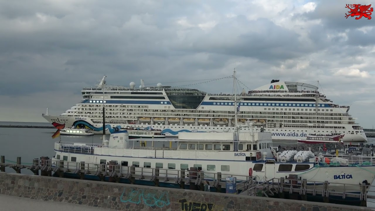 13.07.2024 Warnemünde das Kreuzfahrtschiff AIDAdiva beim Auslaufen aus dem Seekanal um 18:45 Uhr.