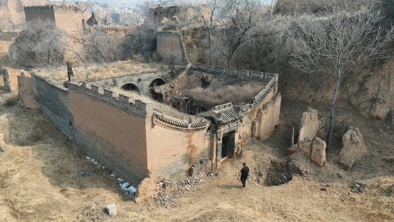 無人村竟發現外星建築造型的豪華酒店，還有壹座外形酷似元寶的大院荒廢多年，到底有何神秘之處？【花花樂遊記】