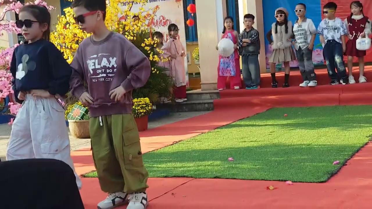 Các bạn nhỏ lớp 1, 2 biểu diễn trang phục ngày tết rất dễ thương.