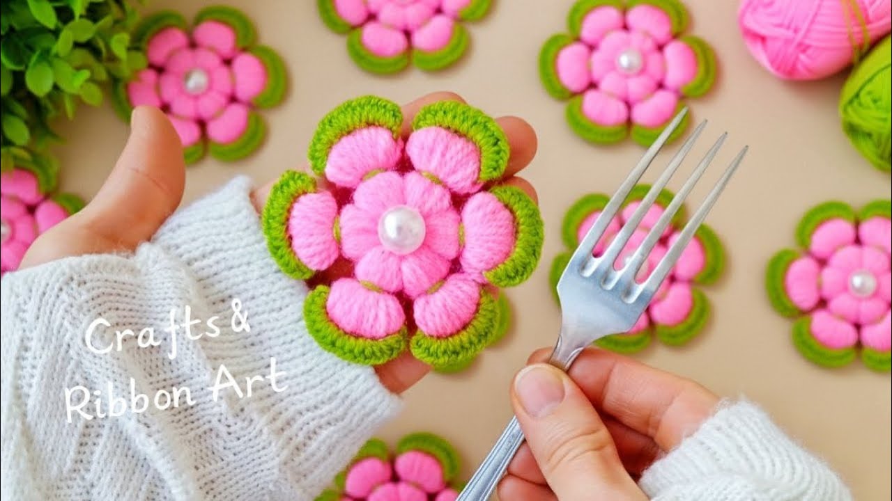 It's so Beautiful 💖🌟 Everyone Loves These Flowers - Easy Way to Make Them with a Fork - Yarn Flowers