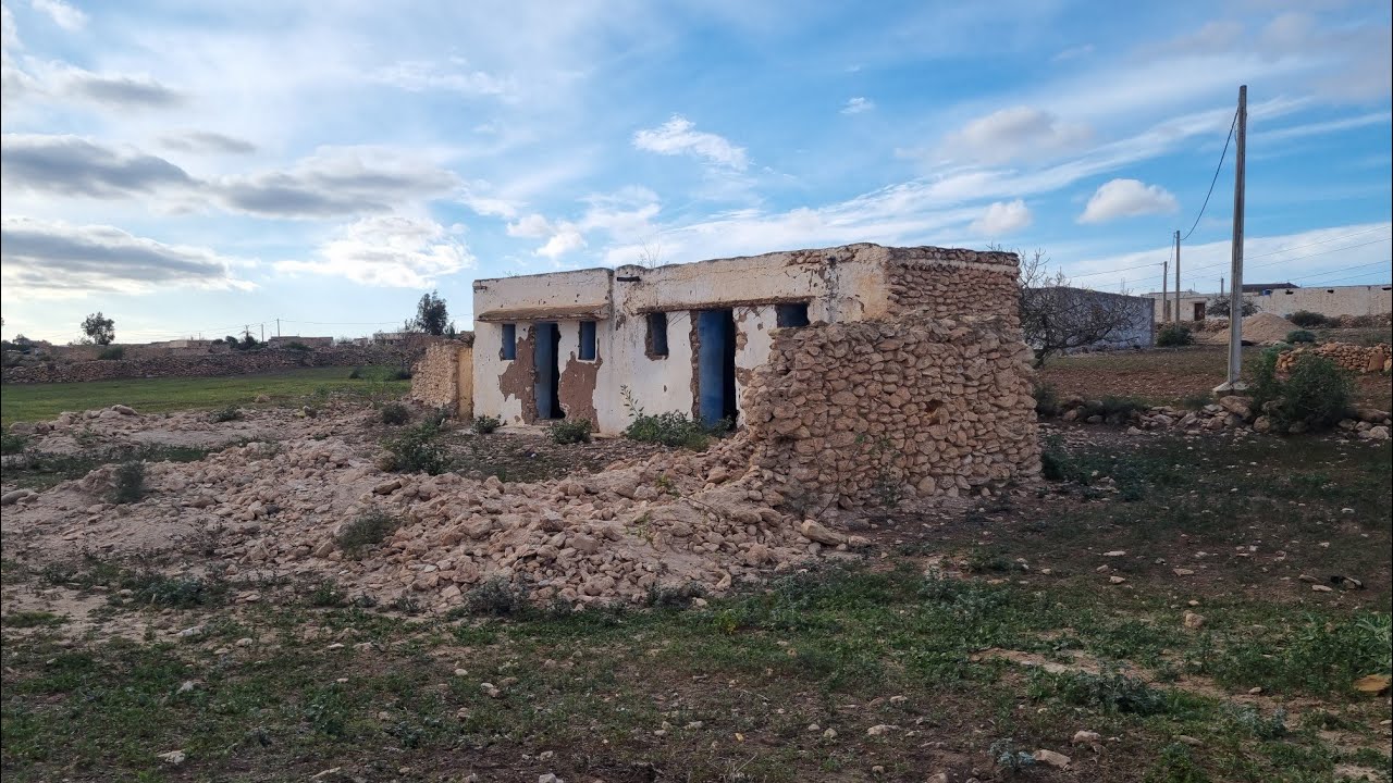 منزل قديم خصك رخصة الإصلاح وتمتع ليا بالطبيعة مساحة 3000 متر تقريبا محفظة نواحي مدينة الجديدة
