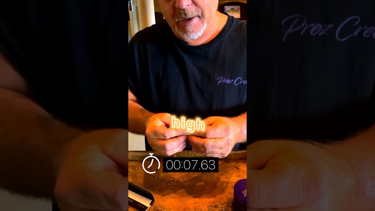 How to roll a joint fast 🍃🔥 #potstars #cultivation #comedy #funny #zaza #relatable #howto