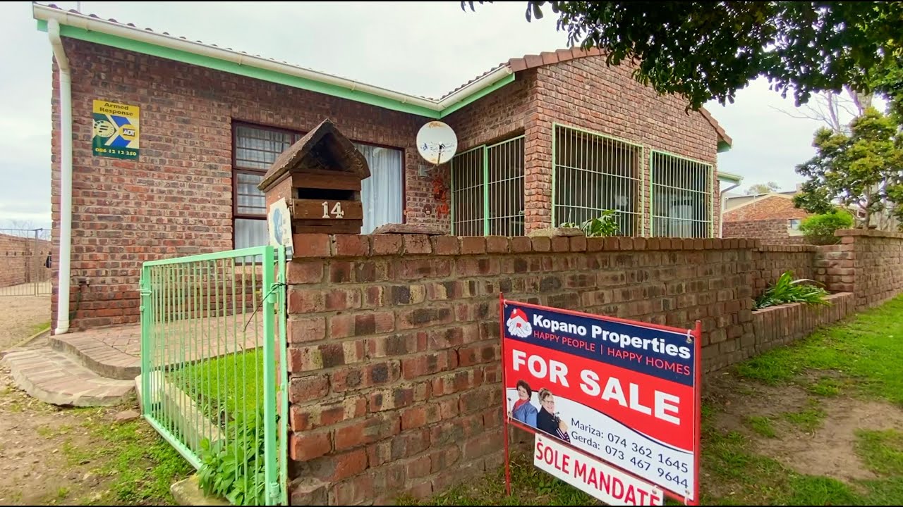 4 bedroom facebrick house in Jeffreys Bay