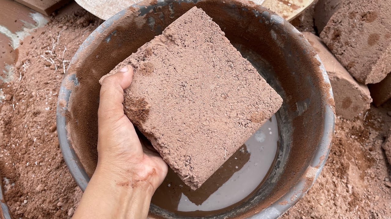 The crumbling of Gritty Red Dirt is a visual serenade that brings immense 🤩 joy